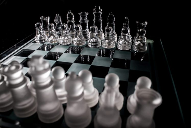 En ajedrez, ¿por qué hay que sacar los caballos primero, antes que los  alfiles? - Quora